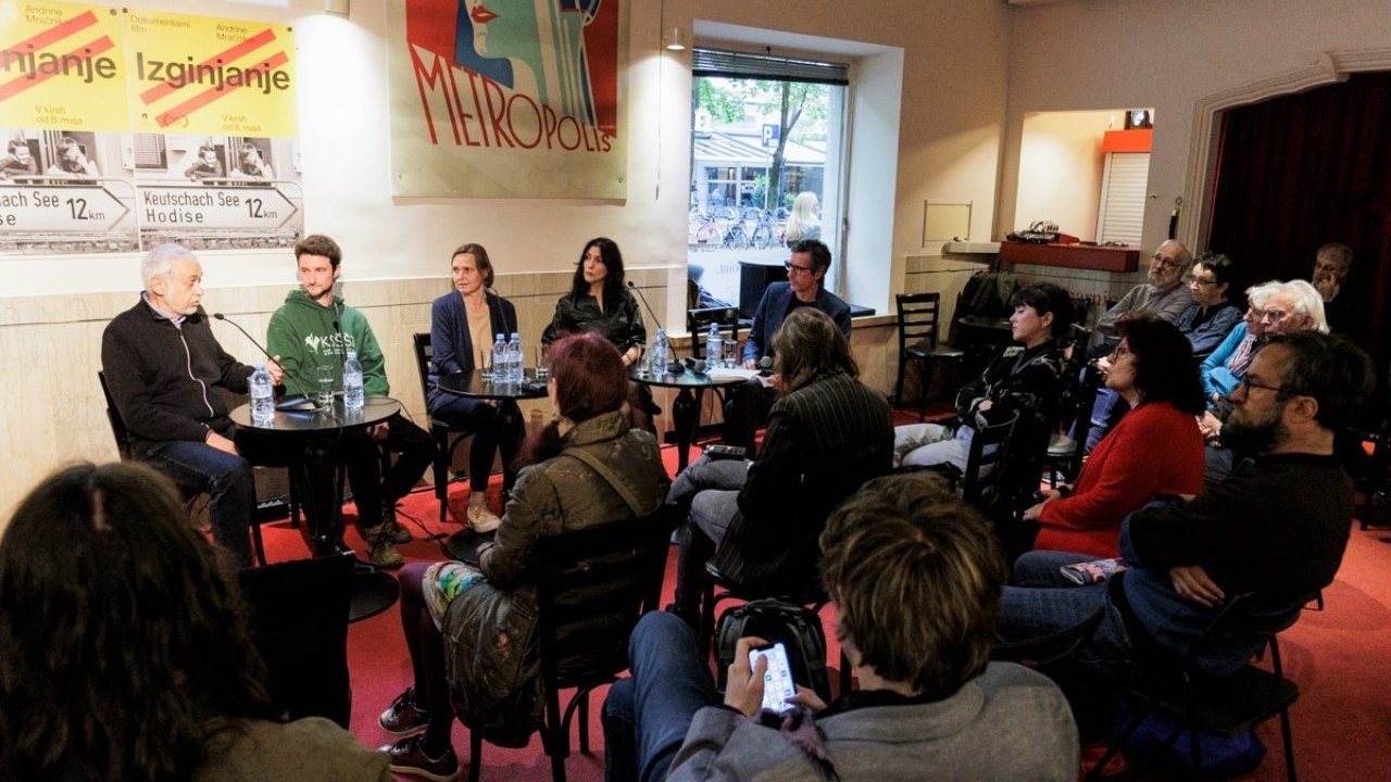 Image: Teilnehmer:innen des runden Tisches (v. l.): Janez Stergar, Dorian Krištof, Martina Piko-Rustia, Andrina Mračnikar, Moderator Boštjan Narat. Foto: Andraž Boštjančič