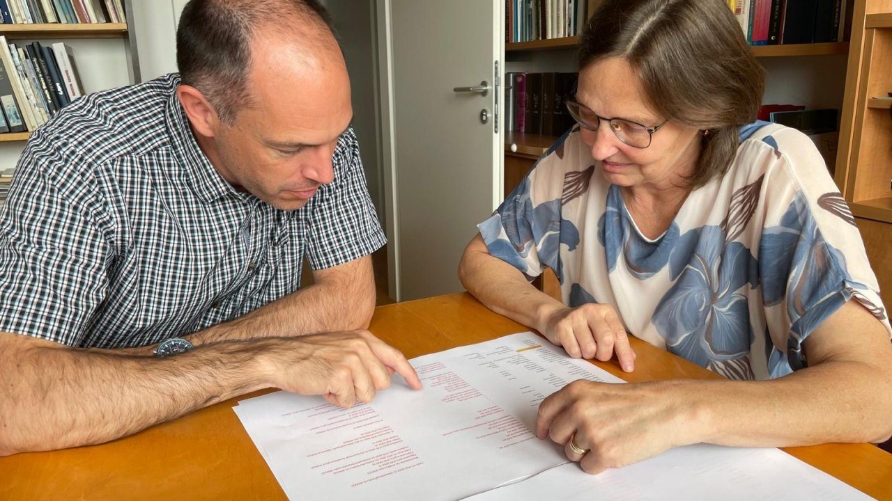 Image: Slika k prispevku: Delovni obisk predsednika Komisije za standardizacijo zemljepisnih imen RS Matjaža Geršiča na inštitutu Urban Jarnik 