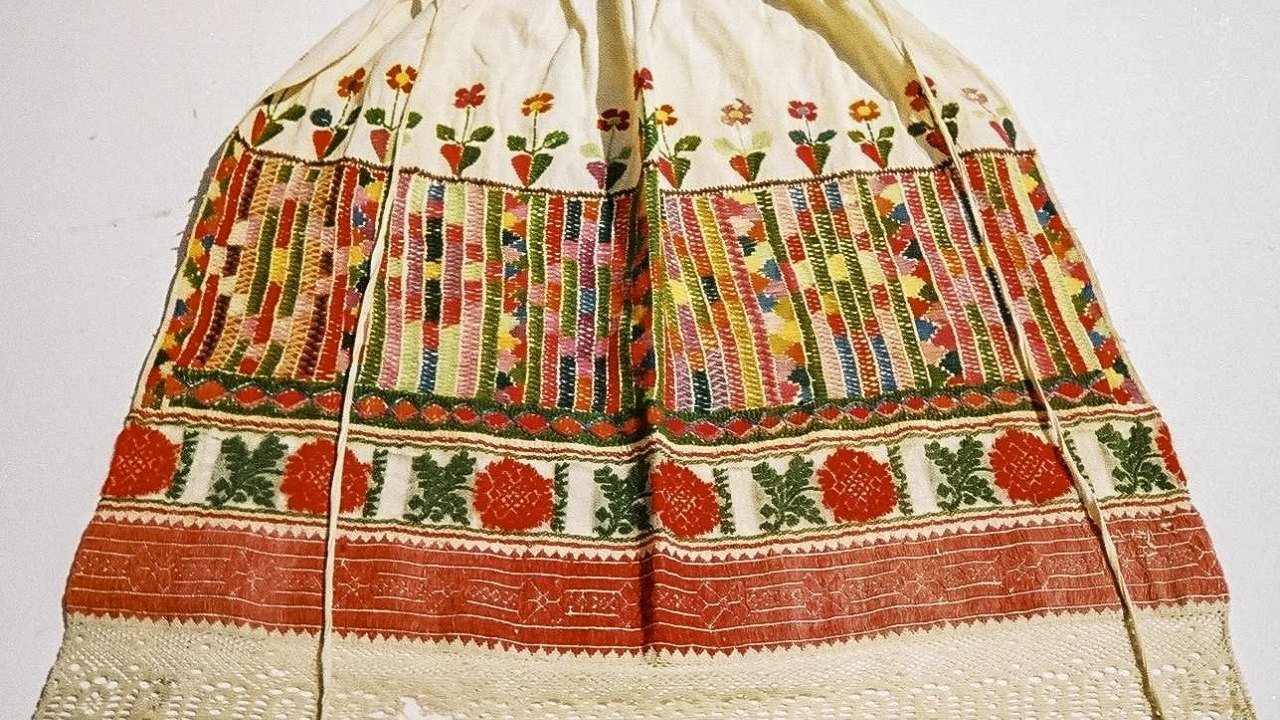 Image: Gailtaler Brautschürze bei der Ausstellung in Moskau 1867, Foto: T. Domej