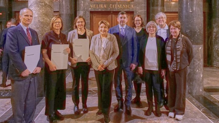 Matija Ogrin, Andrejka Žejn, Martina Piko-Rustia, Uši Sereinig, Aleš Musar, Jana Kolar, Irena Slavkov, Marijan Rupert und Milka Olip. Foto: Peter Rustia.