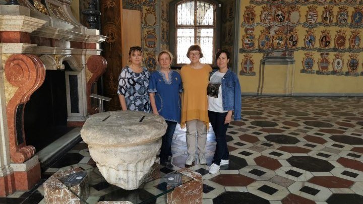Obiskovalke iz Nove Gorice pri knježjem kamnu v dvorani grbov