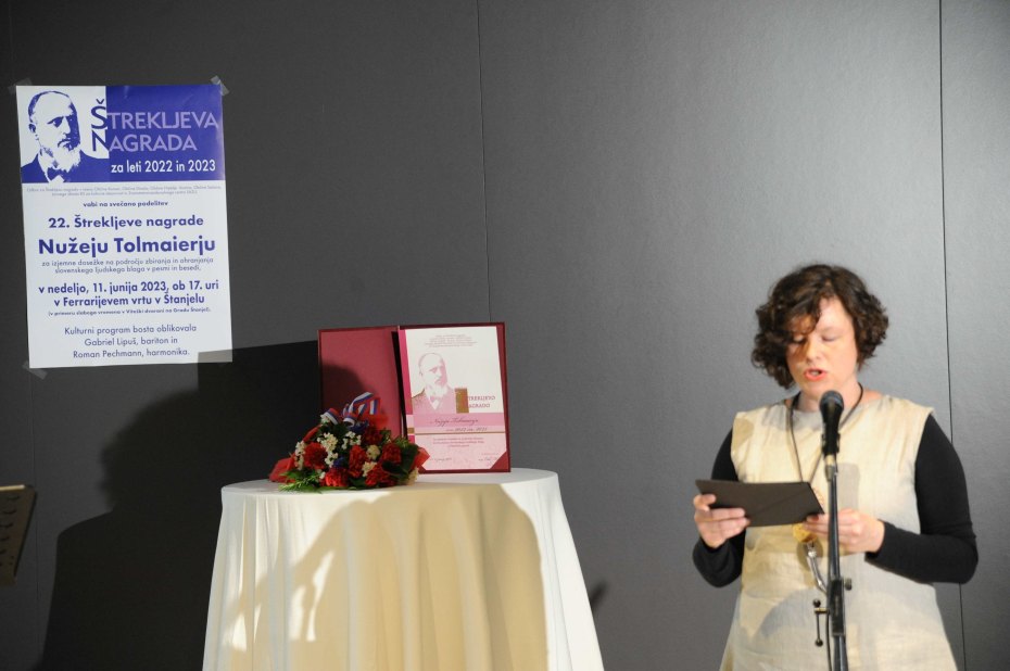 Image: Podelitev nagrade, moderatorka Neža Bandel. Foto: V. Gotthardt