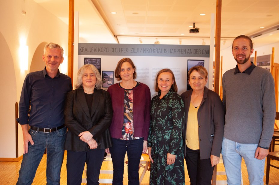 Image: Sodelujoči: Gorazd Živkovič, Martina Piko-Rustia, avtorica razstave Alenka Stražišar-Lamovšek, Uši Sereinig, Florian Jordan z Veroniko Kralj-Iglič, hči Nika Kralja (druga z leve). Foto: Borut Stražišar-Lamovšek