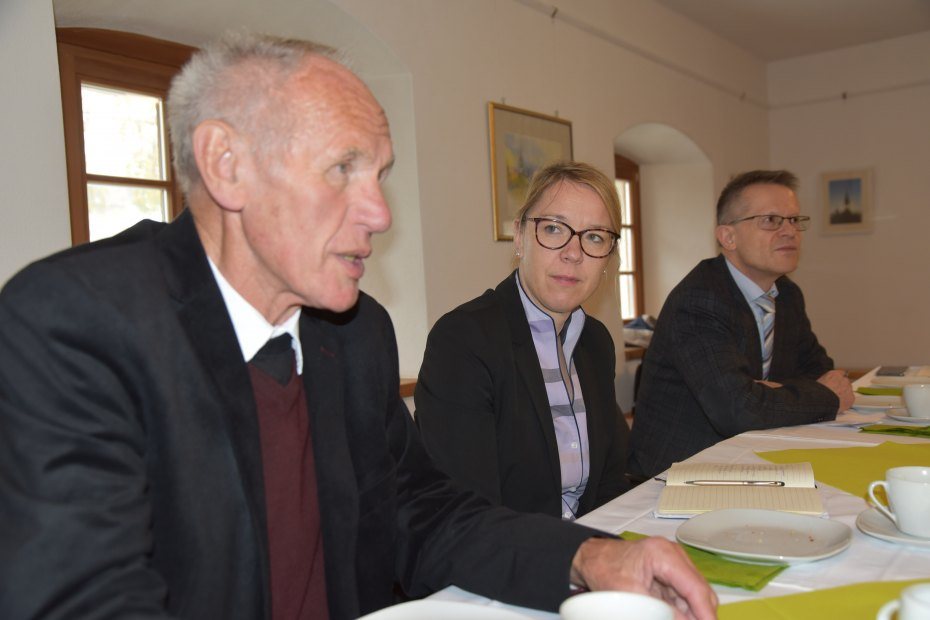 Image: Pfarrer Stanko Trap, Ministerin Dr.in Helena Jaklitsch und Generalkonsul Dr. Anton Novak beim Gespräch im Pfarrhof Göriach/Gorje. Foto: Franc Wakounig 