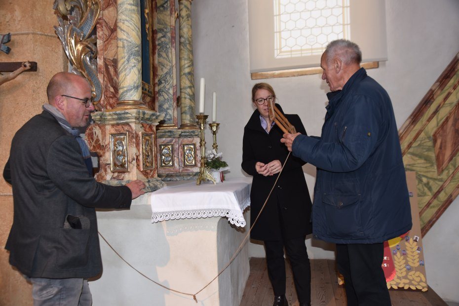 Image: Daniel Mešnik und Pfarrer Stanko Trap beim Präsentieren des Brauches 