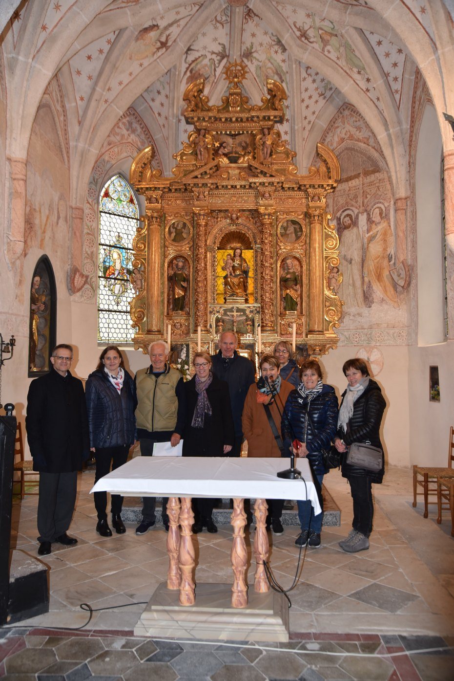 Image: Pred oltarjem v cerkvi Mariji v Grabnu. Foto: Franc Wakounig