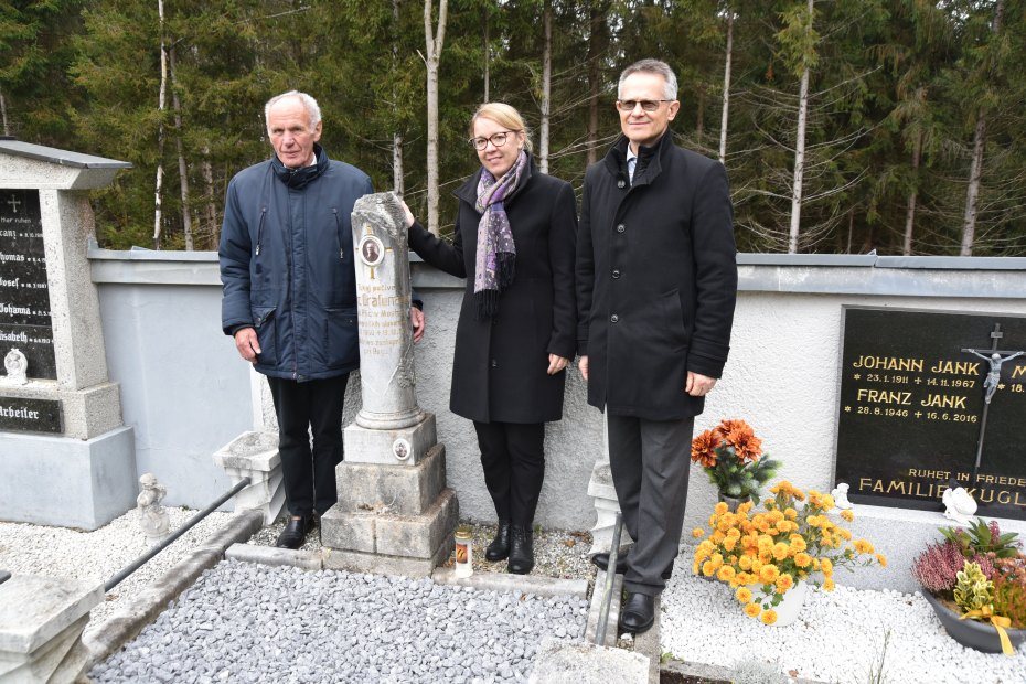 Image: Na grobu poslanca Franca Grafenauerja na Brdu. Foto: Franc Wakounig