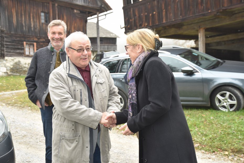 Image: Predsednik društva Urban Jarnik pozdravi ministrico pri p. d. Plicu v Mostah. Foto: Franc Wakounig