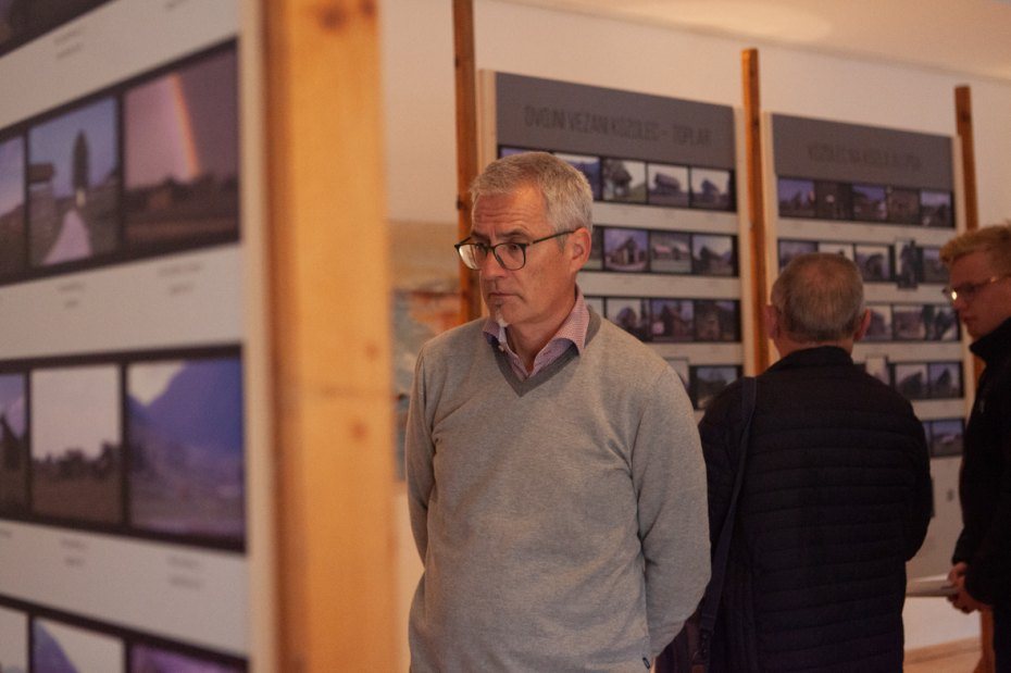 Image: Obiskovalci pri ogledu razstave. Foto: Borut Stražišar-Lamovšek