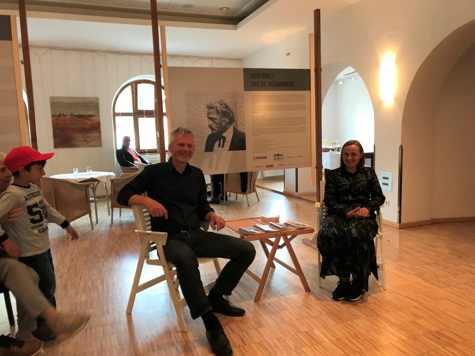 Image: Gorazd Živkovič und Alenka Stražišar-Lamovšek auf Rex-Stühlen. Foto: Johannnes Guggenberger