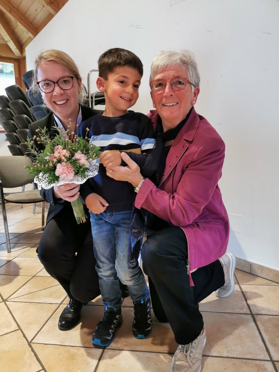 Image: Die Ministerin bekommt ein Gailtaler Stäußchen - 