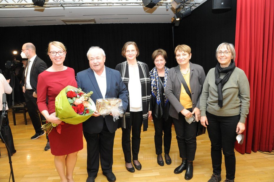 Image: Ministerin Helena Jaklitsch und Mitarbeiterinnen des Instituts Urban Jarnik mit  Nužej Tolmaier. F: V. Gotthardt