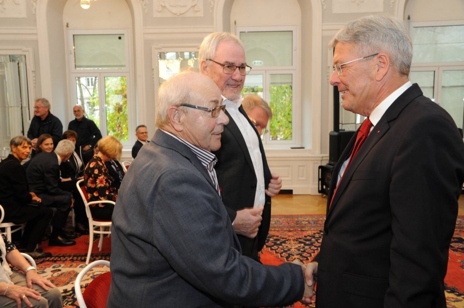 Image: Deželni glavar Peter Kaiser čestita Nužeju Tolmaierju. Foto: Vincenc Gotthardt