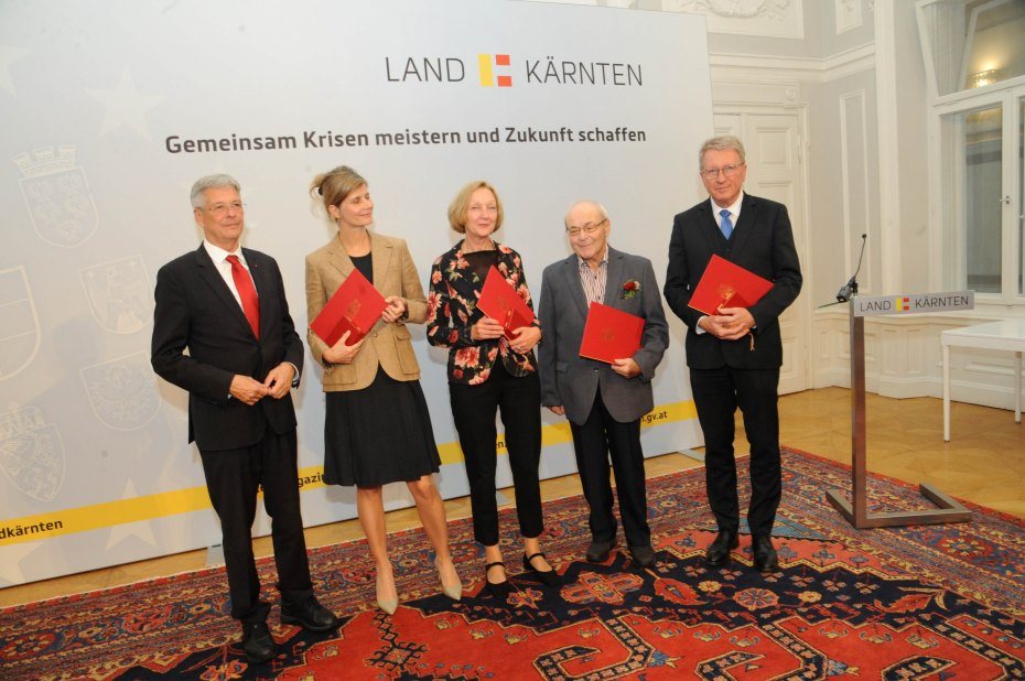 Image: Nadaljnja odlikovanja so prejeli raziskovalka literature Katharina Pektor, posredovalka kulture Isabella Holzer in Kurt Nekula iz društva Luč v temo (Licht ins Dunkel). Foto: Vincenc Gotthardt 