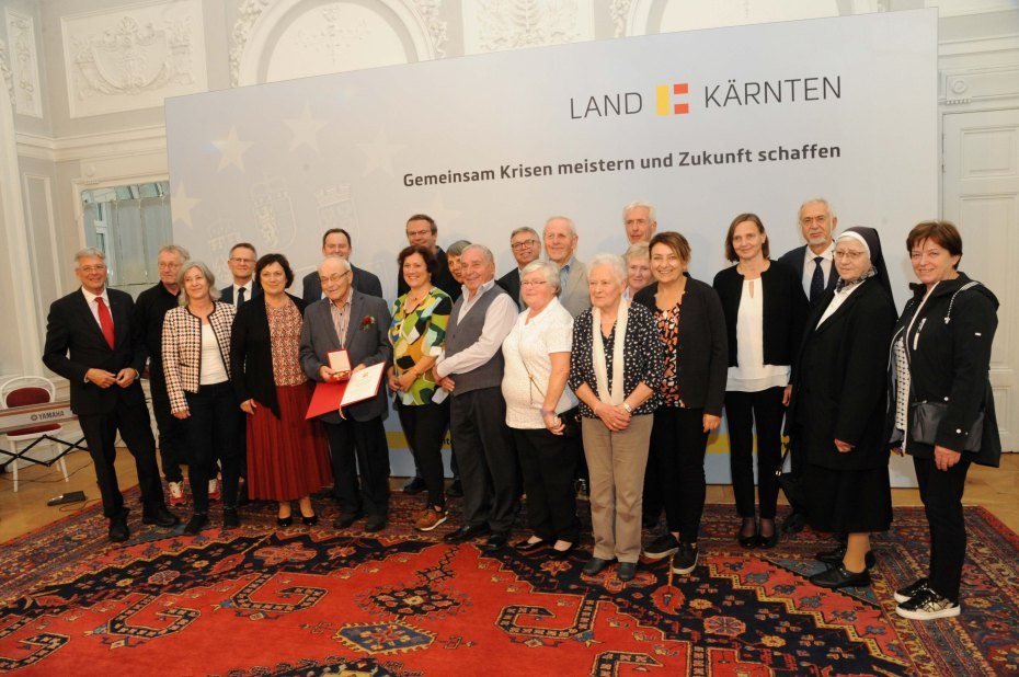 Image: Nužeju Tolmaierju je prišla čestitat velika skupina sorodnikov, prijateljev in sodelavke. Foto: Vincenc Gotthard