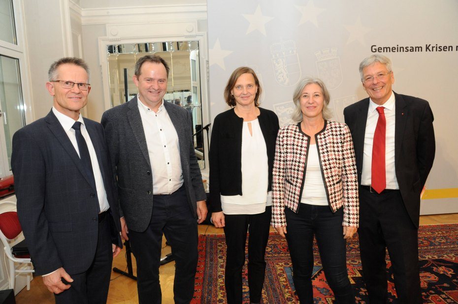 Image: Generalni konzul Anton Novak, Martin Kuchling (KKZ), Martina Piko-Rustia (Inštitut Urban Jarnik), Mirjam Polzer-Srienz (Biro za narodno skupnost), deželni glavar Peter Kaiser. Foto: Vincenc Gotthard