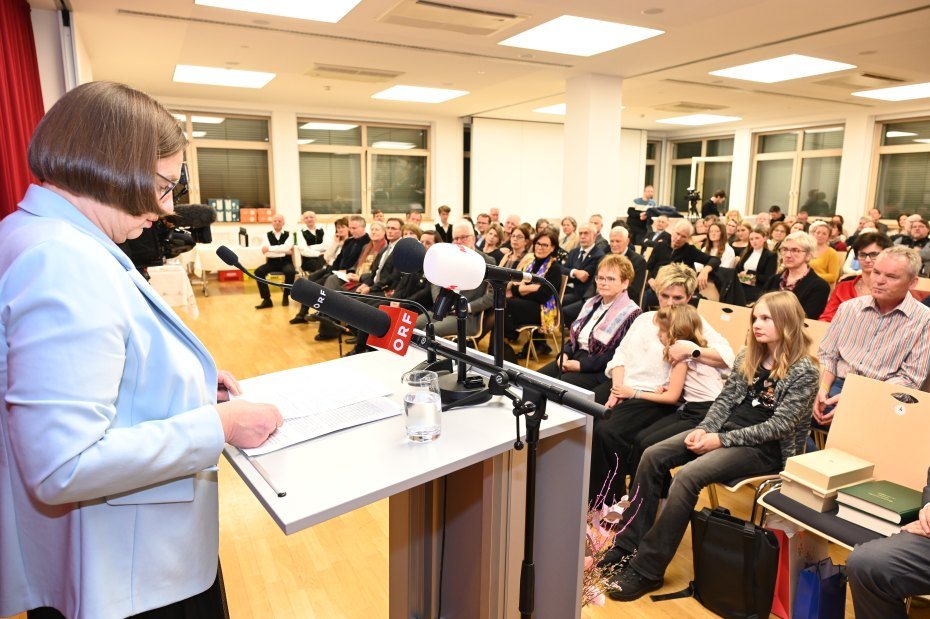 Image: Martina Piko-Rustia pred polno dvorano. Foto: Milan Piko, KKZ