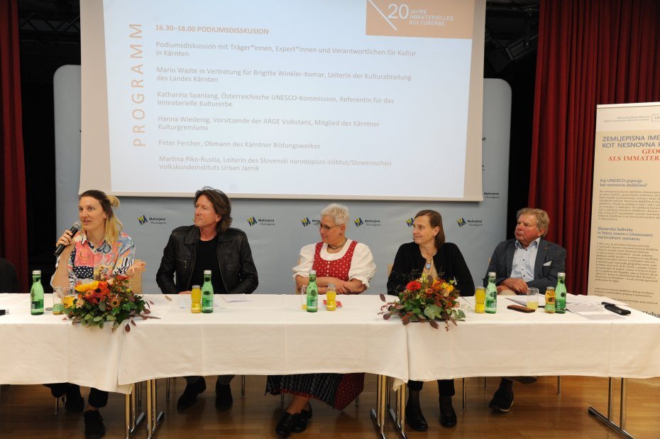 Image: od leve: Katharina Spanlang, Mario Waste, Hanna Wiedenig, Martina Piko-Rustia, Peter Fercher. Foto: Vincenc Gotthardt