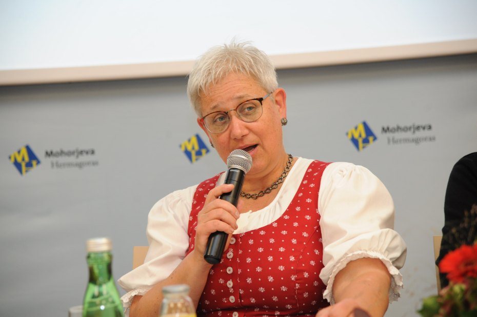 Image: Hanna Wiedenig (predsednica delovne skupnosti za ljudski ples na Koroškem). Foto: Vincenc Gotthardt