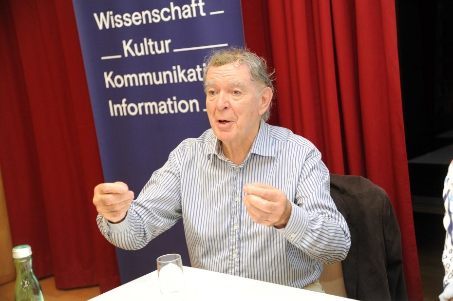 Image: Moderator Hans Mosser. Foto: Vincenc Gotthardt