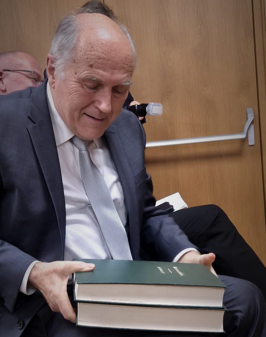 Image: Valentin Inzko, predsednik NSKS, z dvodelno disertacijo Herte Maurer-Lausegger