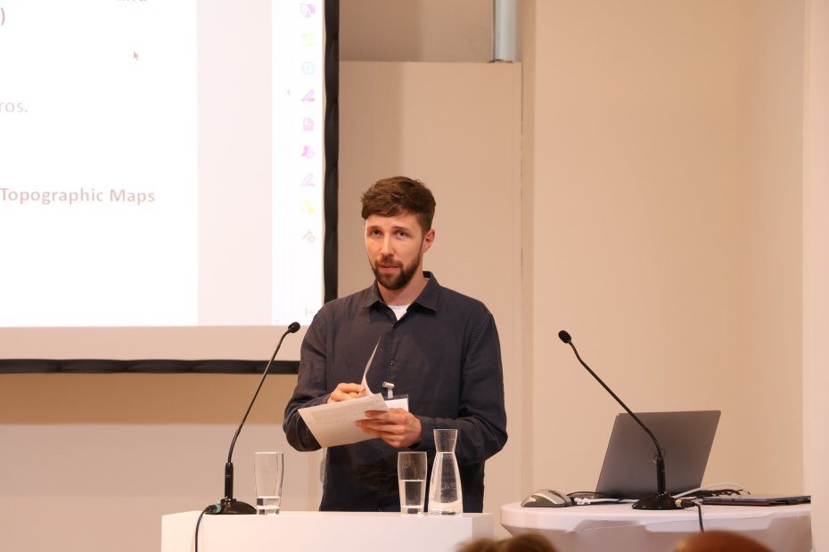 Image: Florian Jordan beim Vortrag. Foto: Adalbert-Stifter-Institut des Landes Oberösterreich
