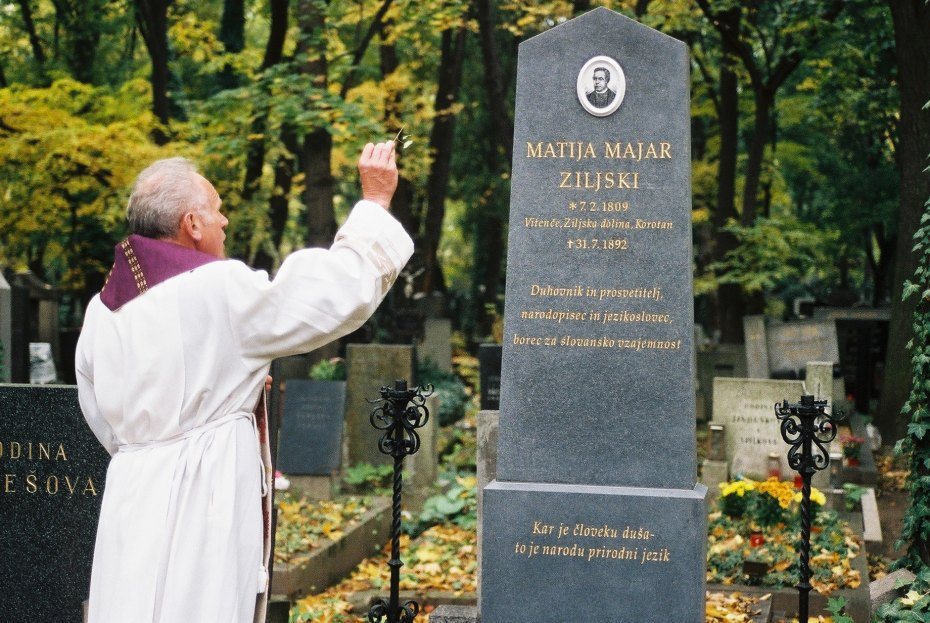 Image: Župnik Stanko Trap blagoslavlja obnovljeni grob v Pragi