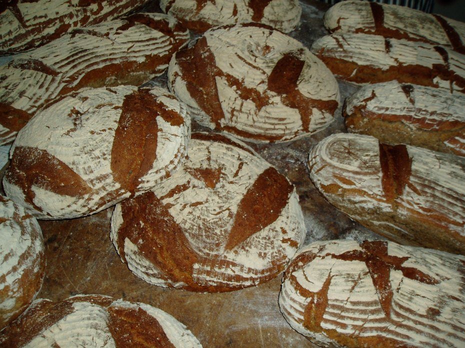 Image: Krista Janežič, peka kruha