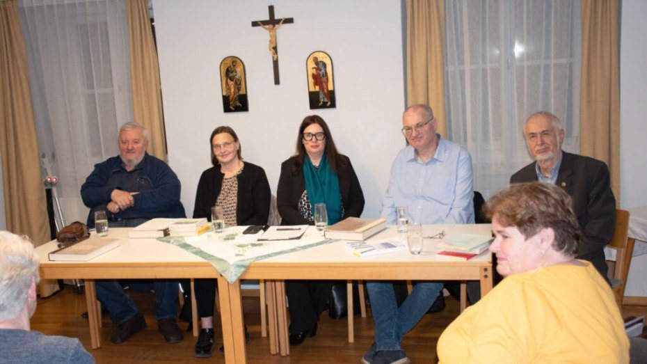 Image: Stane Granda, Martina Piko- Rustia, Breda Sturm, Tone Krampač in Janez Stergar. Slika: Novice