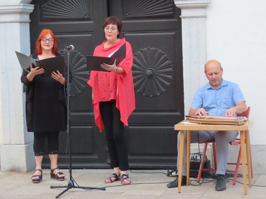 Image: Glasbene točke: Nuša Fujan in Marta Zabret (vok.), na citrah Tomaž Plahutnik, slika: Zora Torkar