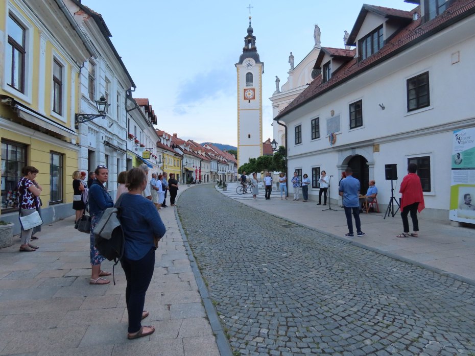 Image: Ausstellungseröffnung vor dem Rudolf-Maister-Geburtshaus, F: Zora Torkar