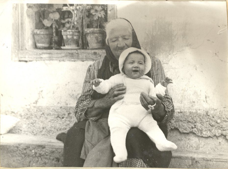 Image: Prababica pri pestovanju, l. 1971