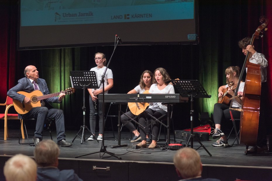 Image: Ausstellungseröffnung, Vokal- und Instrumentalensemble SANJE