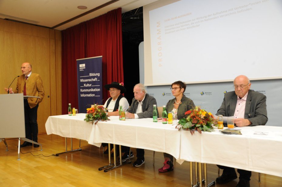 Image: Träger:innen der Kärntner Elemente im Register des immateriellen Kulturerbes der Österreichischen UNESCO-Kommission. Am Bild fehlt: Oskar Müller, Bleiberger Knappenkultur. Foto: Vincenc Gotthardt