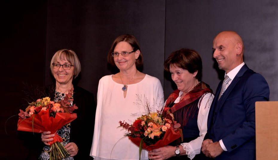 Image: Mitarbeiterinnen des Instituts Urban Jarnik mit Bürgermeister Heribert Kulmesch